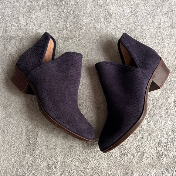 Lucky Brand Baley Perforated Leather Ankle Boot Bootie Navy Blue Sz 5 - Picture 1 of 13